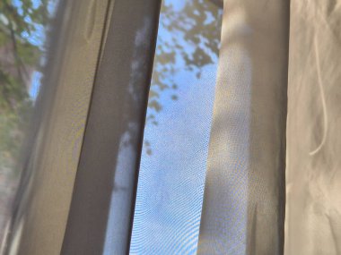 Perdelerin arasından süzülen ışık yumuşak bir ortam yaratır ve yumuşak gölgeler bırakır. Ev dekorasyonu ya da barışçıl atmosfer için ideal..