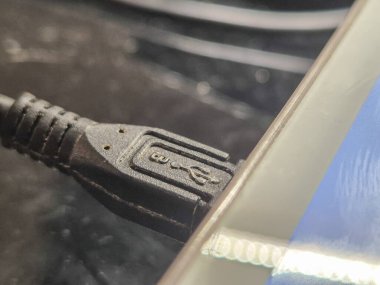 Teknoloji ve bağlantıyı gösteren bir aygıta takılmış bir USB kablosunu kapat