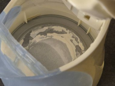 Isıtma elementini ve iç tasarımı gösteren bir su ısıtıcısının iç görünümü