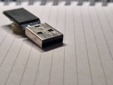 Zarif tasarımı ve teknolojisini ön plana çıkaran bir USB flaş belleğin yakın plan fotoğrafı. Dijital depolama ya da ofis resimleri için mükemmel.
