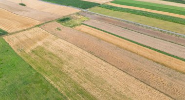 Tarımsal alanların havadan görünüşü kırsal alanların güzelliğini gösteren çeşitli desenleri ve ekinlerin renklerini gösteriyor..