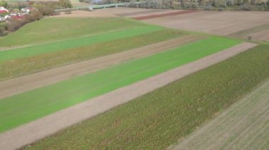 Yeşil ve kahverengi yamalı tarım alanlarının geometrik desenler oluşturan insansız hava aracı görüntüleri.