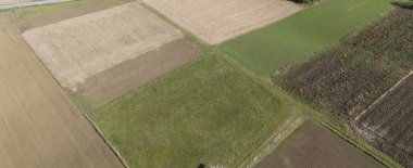 Farklı ekin ve dokulara sahip tarım arazilerinin havadan görünüşü tarım arazilerinin güzelliğini gösteriyor.