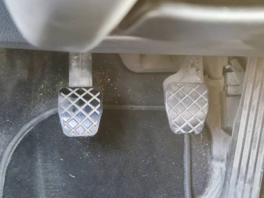 Tasarım ve işlevlerini vurgulayan bir fren ve hızlandırıcı gösteren araba pedallarının yakın çekimleri. Otomotiv meraklıları ve araba bakımı makaleleri için ideal.
