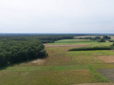 Yemyeşil tarlaların ve ormanların havadan görünüşü doğanın ve tarım arazilerinin güzelliğini gözler önüne seriyor.