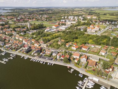 Mikolajki 'nin hava manzarası, Masuria Polonya' nın büyüleyici bir kasabası. Resimli manzarası ve tekneleriyle deniz manzarası sergiliyor..