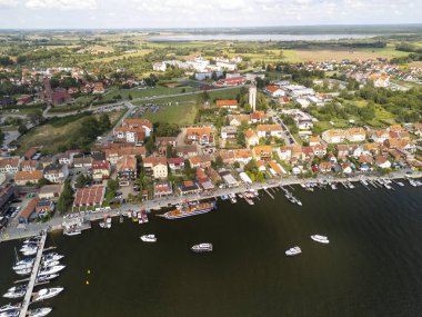 Mikolajki 'nin havadan görünüşü Mazury' nin büyüleyici bir kasabası canlı rıhtım manzarası ve yemyeşil çevresi..