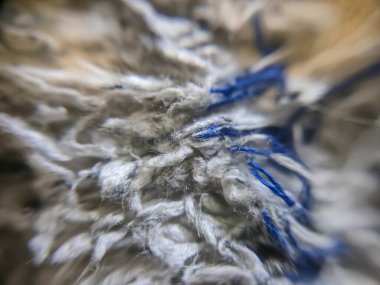 Derinlik ve detay duygusu taşıyan mavi iplikli dokulu liflerin yakın çekimi