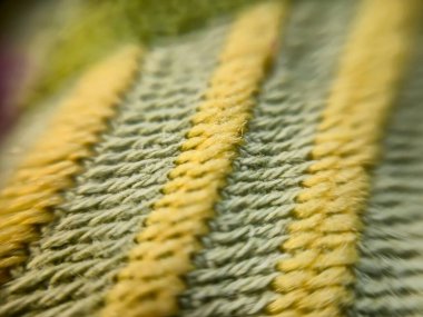 Dokuma kumaşında parlak sarı ve yeşil iplikler var. Moda tekstil veya zanaat projeleri için ideal.
