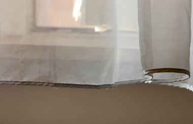 Perdelerden süzülen ışık, ev dekorasyonu ve iç tasarım projeleri için mükemmel bir iç dekorasyon ortamında yumuşak bir sakinleştirici atmosfer yaratıyor..