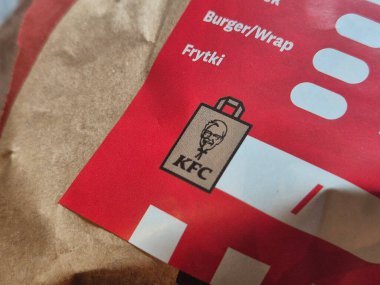 Varşova Polonya - 15 Ekim 2024: Restoranın markasını belirten logonun yer aldığı bir KFC paket paketinin yakın çekimi ve çekici ambalaj tasarımı.