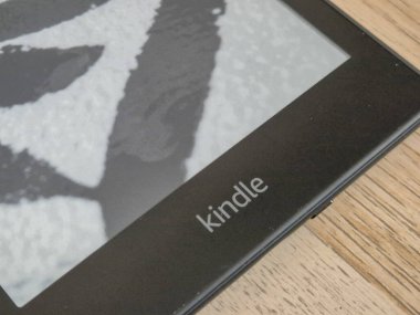 Varşova Polonya - 15 Ekim 2024: Ekranda bir Kindle e-okuyucusunun kitap kapağını göstermesi. Okuma ve teknoloji modern bir deneyim için birleşir..