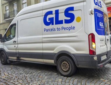 Varşova Polonya - 15 Aralık 2024: Çağdaş lojistik ve kentsel ortamlarda verimli dağıtım hizmetleri sunan bir GLS dağıtım aracı.