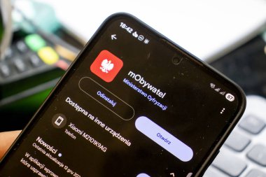 Varşova Polonya - 15 Ekim 2024: Mobywatel uygulaması Polonya hükümetinin hizmetlerini gösteren akıllı telefon ekranında. Kullanıcı dostu arayüz hükümete dijital erişimi teşvik ediyor.