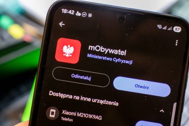 Varşova Polonya - 15 Ekim 2024: Polonya hükümetinin dijital hizmetlerini gösteren akıllı telefondaki mObywatel uygulama arayüzüne yakın çekim.