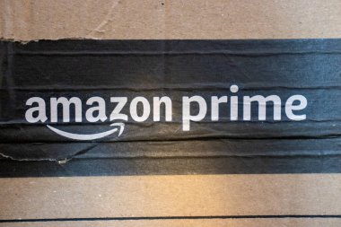 Varşova Polonya - 17 Ocak 2025: Amazon Prime logosu karton bir kutunun üzerinde. E-ticaret ve marka kullanımı için uygun. Teslimat ve abonelik hizmetleri için mükemmel.