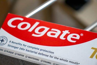 Varşova Polonya - 17 Ocak 2025: Oral sağlık için 8 fayda sunan Colgate diş macunu paketi