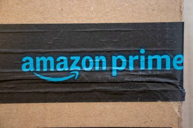 Varşova Polonya - 17 Ocak 2025: Amazon Prime logosu bir karton kutunun üzerinde dağıtım hizmeti damgası sergiliyor