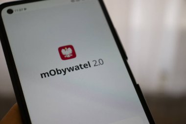 Varşova Polonya - 17 Ocak 2025: MObywatel 2.0 uygulamasının dijital teknoloji ve modern kolaylığı gösteren bir akıllı telefonun yakın çekimi.