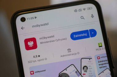 Varşova Polonya - 17 Ocak 2025: Polonya vatandaşları için özelliklerini ve kullanıcı deneyimlerini vurgulayan mObywatel uygulama arayüzüne yakın çekim. Günlük yaşamda teknolojiyi vurgulamak.