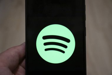 Varşova Polonya - 17 Ocak 2025: Spotify logosunun modern müzik akışı kültürü ve teknolojisini sembolize ettiği akıllı telefonun yakın çekimi.