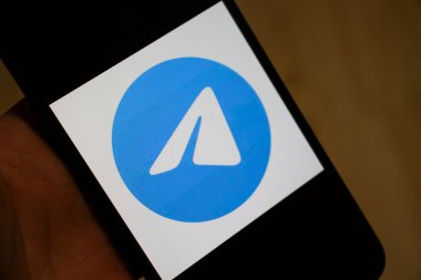 Varşova Polonya - 17 Ocak 2025: Modern iletişim ve dijital mesajlaşmayı sembolize eden akıllı telefon ekranında Telegram logosunun yakın çekimi.
