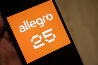 Varşova Polonya - 17 Ocak 2025: Polonya 'daki e-ticaretin dinamik doğasını gösteren Allegro logosunu gösteren akıllı telefonu tutan bir elin yakın çekimi.