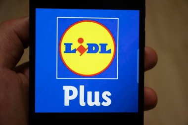 Varşova Polonya - 17 Ocak 2025: Canlı logo ve kullanıcı arayüzünü modern alışveriş eğilimlerini ve teknolojiyi yansıtan Lidl Plus mobil uygulama ekranının yakın çekimi.
