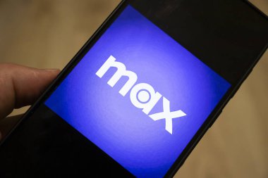 Varşova Polonya - 17 Ocak 2025: Modern teknoloji ve dijital medya kültürünü gösteren Max logosunu gösteren bir akıllı telefon ekranının yakın çekimi. Parlak renkler görsel cazibeyi artırır.