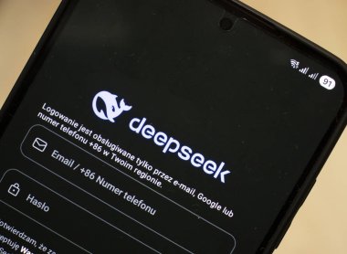 Varşova Polonya - 17 Ocak 2025: Derinlemesine uygulama arayüzünün şık bir tasarım ile giriş sürecini vurgulayan bir akıllı telefonda yakın plan görüntüsü.