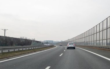 Rzeszow Polonya - 3 Temmuz 2024: Huzurlu bir manzarada gezinen araçları gösteren sakin bir otoyol sahnesi. Seyahat ve ulaşım temaları için mükemmel.