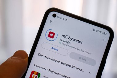 Varşova Polonya - 17 Ocak 2025: Polonya 'da dijital yönetim ve modern teknolojiyi sembolize eden mObywatel uygulamasını gösteren bir akıllı telefonun yakın çekimi.