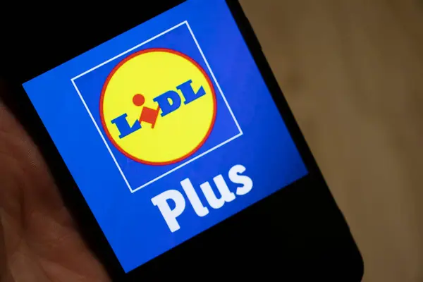 Varşova Polonya - 17 Ocak 2025: Modern alışveriş teknolojisi ve kolaylığı gösteren akıllı telefon ekranında Lidl Plus uygulama logosu