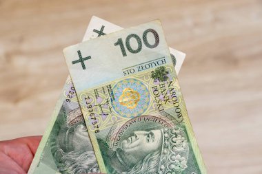 100 zlotluk banknotun detaylı tasarımını vurgulayan Polonya para birimi notlarının yakın çekimi. Finansla ilgili projeler veya para yönetimi hakkındaki tartışmalar için ideal.