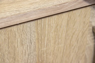 İç tasarım veya mobilya kavramları için mükemmel desenleri ve tahılları vurgulayan desenli ahşap bir yüzeye yakın plan.