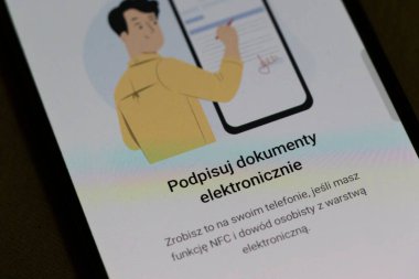 Varşova Polonya - 10 Mart 2025: Modern dijital imza teknolojisi ve basitliği sergilenen akıllı telefondan elektronik belgeleri imzalayan bir kişinin resmi.