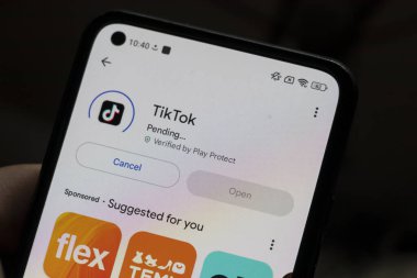 Varşova Polonya - 10 Mart 2025: Modern dijital kültür ve teknoloji eğilimlerini gösteren TikTok uygulamasını gösteren akıllı telefon ekranının yakın çekimi.