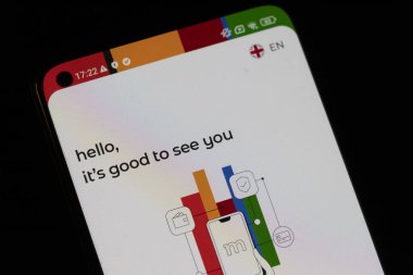 Varşova Polonya - 10 Mart 2025: Dostane bir selamlama mesajı gösteren bir akıllı telefon ekranı. Arayüz çeşitli uygulama simgelerini canlı renklerde gösterir.