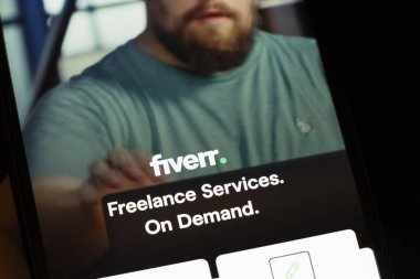 Varşova Polonya - 10 Mart 2025: Serbest hizmetleri ve kullanıcı katılımını vurgulayan Fiverr uygulamasını gösteren bir akıllı telefon ekranının yakın görüntüsü