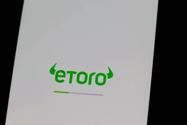 Varşova Polonya - 10 Mart 2025: Fintech sektöründeki yatırım fırsatlarını gösteren eToro logosunu gösteren bir akıllı telefon ekranı