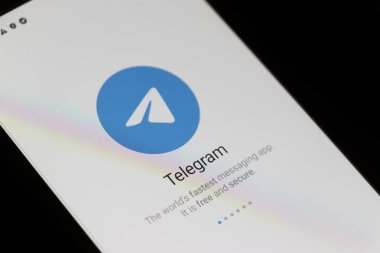 Varşova Polonya - 10 Mart 2025: Haberleşmedeki güvenlik ve verimliliği vurgulayan Telegram mesajlaşma uygulaması logosunu gösteren bir akıllı telefon ekranı.