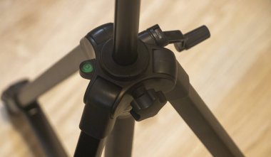 Fotoğraf meraklıları için ideal, sağlam bir üç ayaklı kol mekanizmasının yakın plan görüntüsü güvenilir tasarım ve işlevsellik sergiliyor..