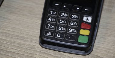 Çeşitli düğmeleri ve özellikleri gösteren bir kasanın yakın plan görüntüsü. İş ve finansla ilgili görseller için mükemmel.