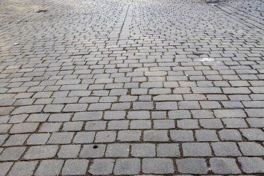 Mimari projeler ya da kentsel tasarım kavramları için ideal bir şehir ortamında taş kaldırım. Gri kaldırım taşı dokusu davetkar bir şehir atmosferi yaratır..