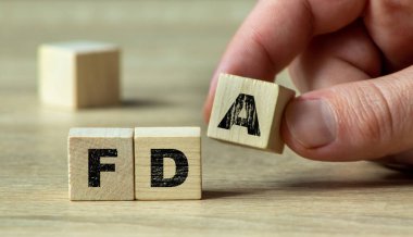 FDA harfleriyle ahşap blokları birleştirmek sağlık ve gıda güvenliğindeki düzenleyici çerçeveleri sembolize ediyor. Kesinlik ve berraklığa odaklan..