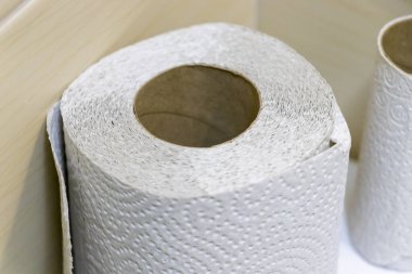 Düz ahşap bir yüzeye yerleştirilmiş kağıt havlu rulosunun yakın plan görüntüsü deseni ve detayları ev veya temizlik temalı içerik için idealdir..