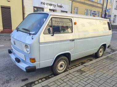 Rzeszow Polonya - 19 Ocak 2025: Klasik şehir manzarasına karşı klasik tasarımını sergileyen klasik mavi bir minibüs.