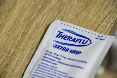 Varşova Polonya - 19 Ocak 2025: Tahta yüzeyde bir Theraflu paketin yakın çekimi. Sağlık ve refah için idealdir. İlaçları ve grip tedavilerini araştırın.
