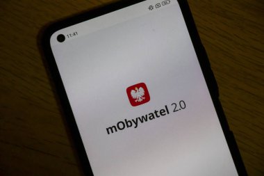 Varşova Polonya - 19 Ocak 2025: Polonya 'da modern dijital hizmetleri ve yeniliği sembolize eden mObywatel 2.0 uygulamasını gösteren cep telefonunun yakın çekimi.