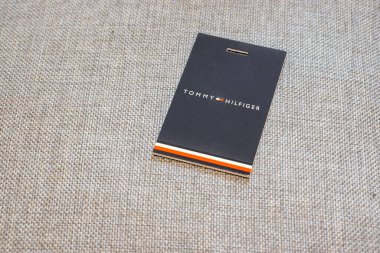 Varşova Polonya - 19 Ocak 2025: Tommy Hilfiger 'ın markalı kimlik ve moda detaylarına yakın plan